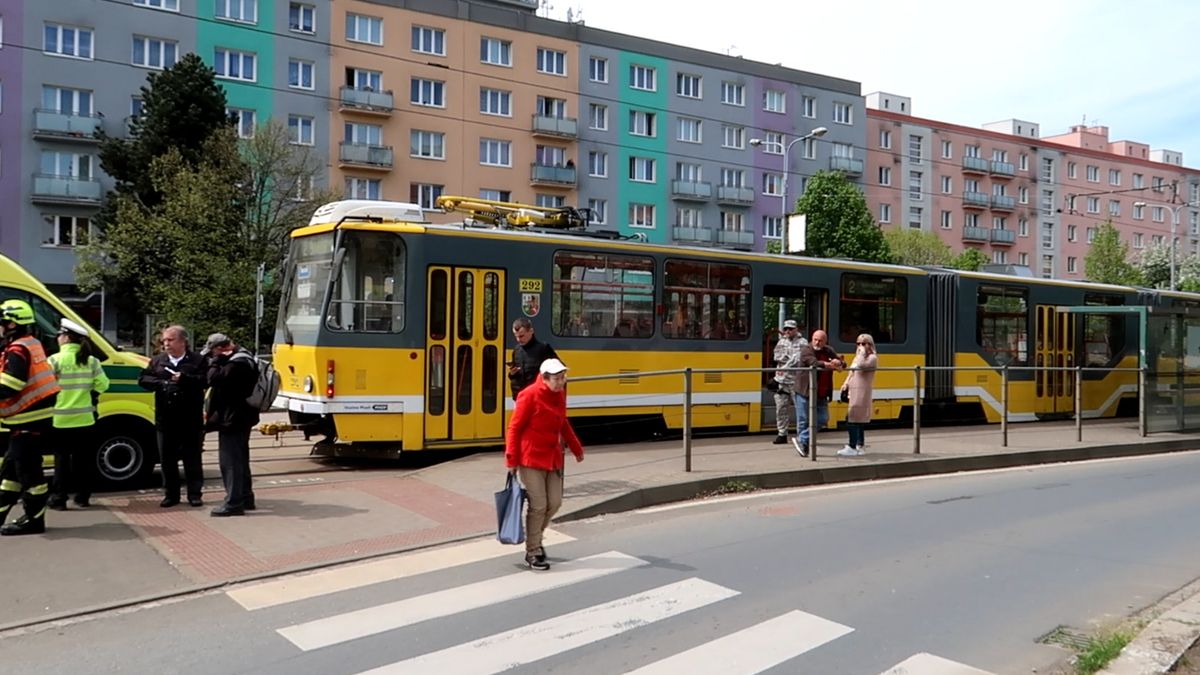 Řidiče tramvaje, která v Plzni vláčela skřípnutou ženu, bude řešit komise